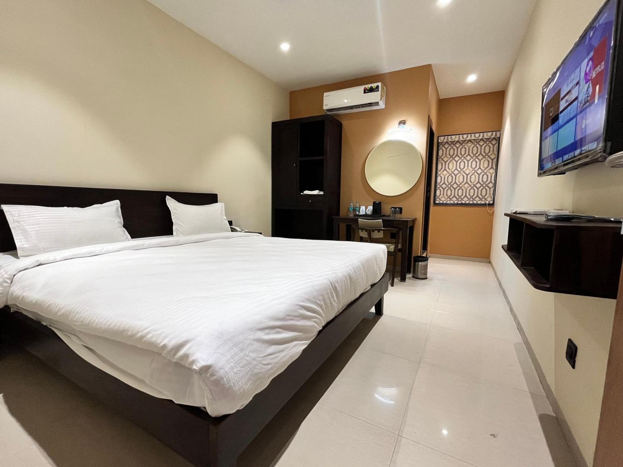 Hotel Avenue Plaza Mundra Exterior foto
